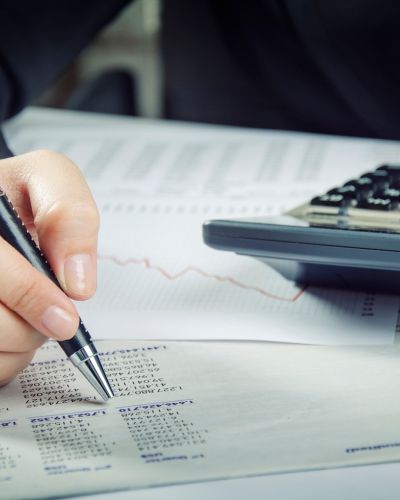 خدمات الاستشارات الضريبية والإقرارات.
